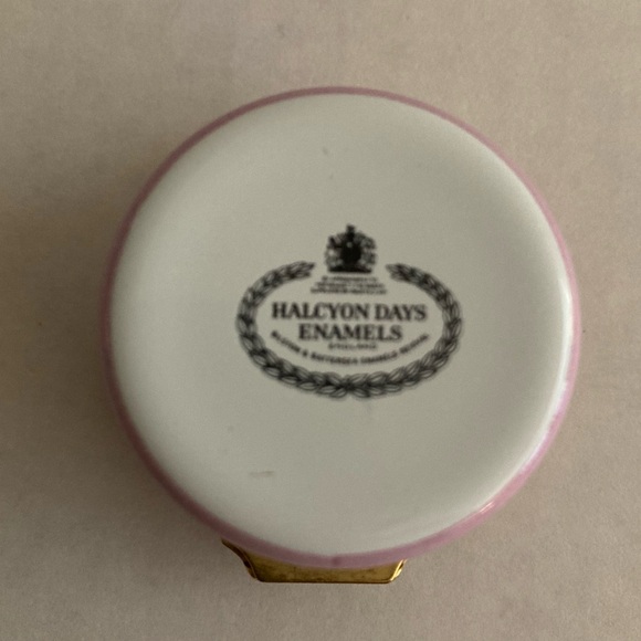 Halcyon Days porcelain box c.1999 in excellent condition - Picture 3 of 5